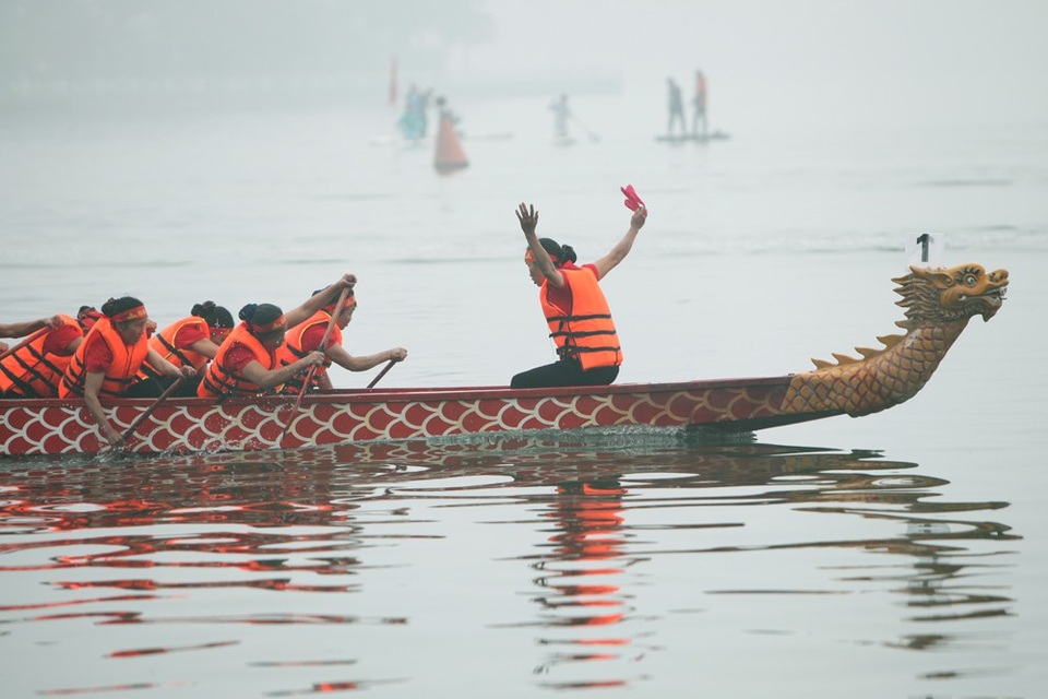 Hội đua thuyền rồng ở hồ Tây diễn ra trong sương mù dày đặc - 11
Cảnh thuyền rồng lướt đi trên mặt hồ Tây mờ sương.