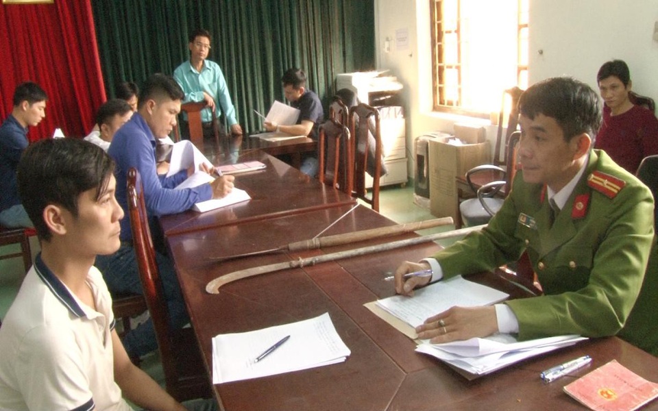 2 nhóm đối tượng dùng hung khí chém nhau trong ngày Tết - 2 Các đối tượng khác ở 2 nhóm tại cơ quan công an