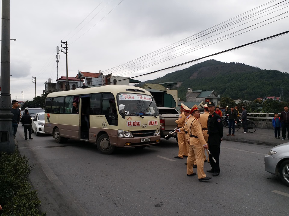 Công an tạm giữ một thanh niên có hành vi gây rối tại Trạm BOT - 2 Do người dân tập trung đông, lượng xe ùn ứ lớn khiến giao thông tắc nghẽn tại BOT Biên Cương. Lực lượng công an được huy động đến để đảm bảo ATTTGT