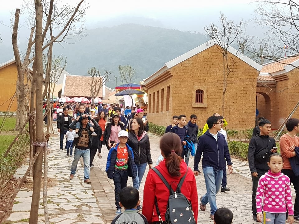 Tất cả đã sẵn sàng cho ngày khai hội xuân Yên Tử - 7 Du khách chen chân qua làng Hành hương