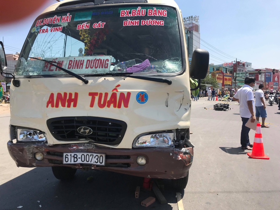 Xe khách vượt đèn đỏ tông hàng loạt xe máy, nhiều người bị thương - 2 Xe khách vượt đèn đỏ tông hàng loạt xe máy, nhiều người bị thương - 2
