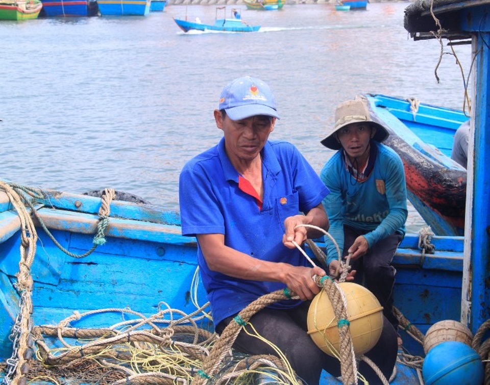 Ngư dân hối hả mở chuyến biển đầu năm - 8 Ngư dân chuẩn bị ngư lưới cụ chuẩn bị vươn khơi khai thác thủy hải sản.