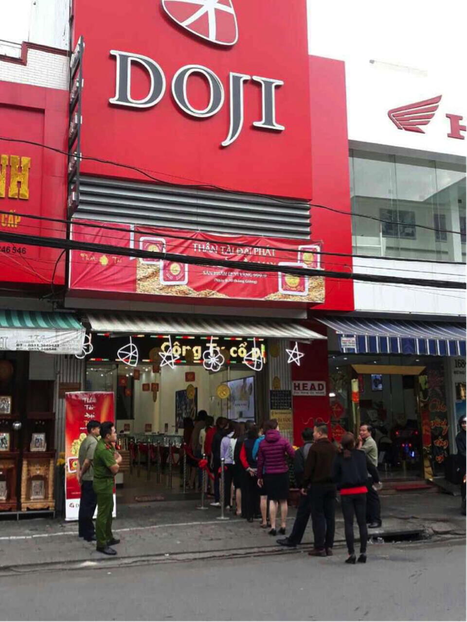 Nô nức mua vàng đón Thần Tài từ mồng 9 tháng Giêng - 4 Nô nức mua vàng đón Thần Tài từ mồng 9 tháng Giêng - 4