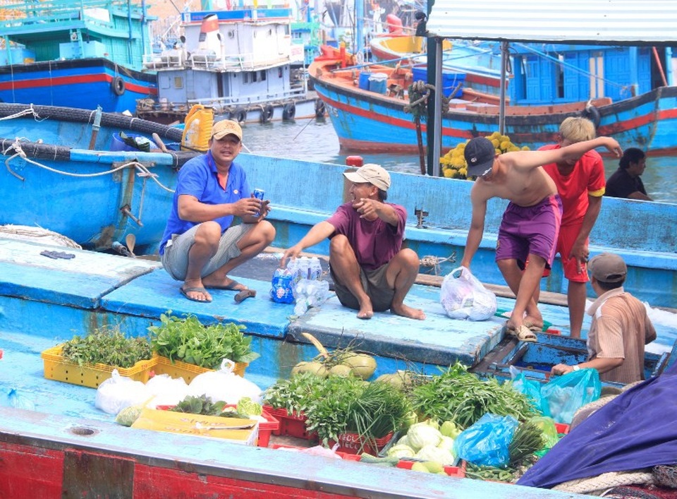 Ngư dân hối hả mở chuyến biển đầu năm - 5 Rau xanh là thứ rất hiếm khi khai thác trên biển dài ngày.