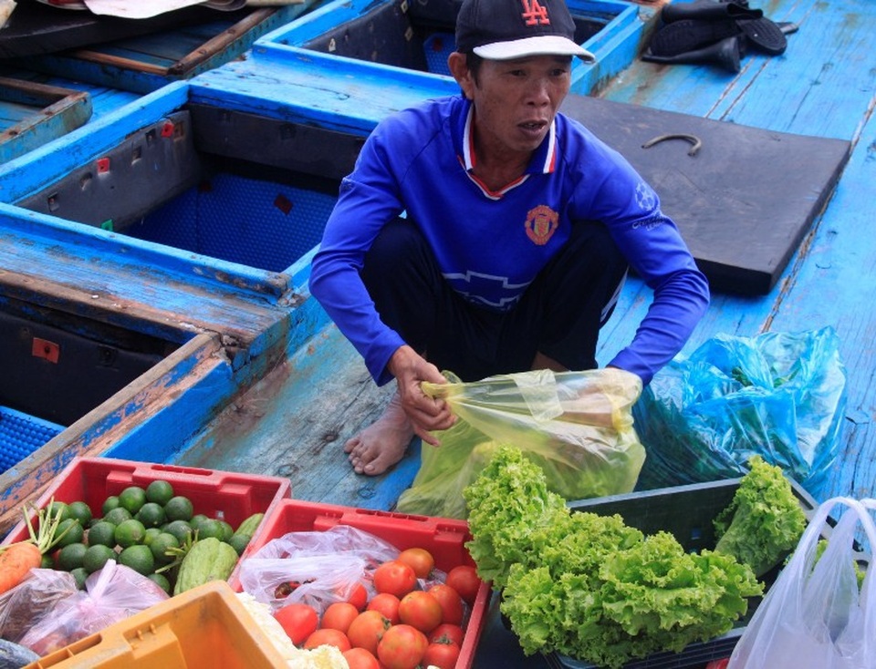 Ngư dân hối hả mở chuyến biển đầu năm - 6 Ông Hoàng đang xếp rau quả để đưa lên tàu.