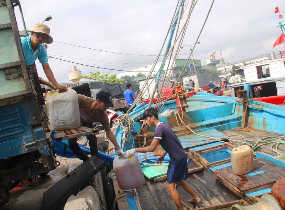 Ngư dân hối hả mở chuyến biển đầu năm - 2 Ngư dân chuẩn bị tiếp nhiên liệu để cho chuyến biển dài cả tháng trên biển để khai thác thủy hải sản.