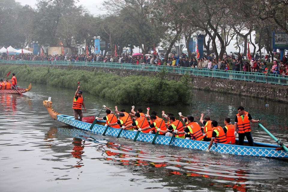 Hội đua thuyền rồng ở hồ Tây diễn ra trong sương mù dày đặc - 4
Hội đua có hai hạng mục tranh tài là thuyền rồng tiêu chuẩn và thuyền rồng truyền thống. Có 27 đội của Hà Nội và một số tỉnh tham gia với hơn 400 vận động viên.