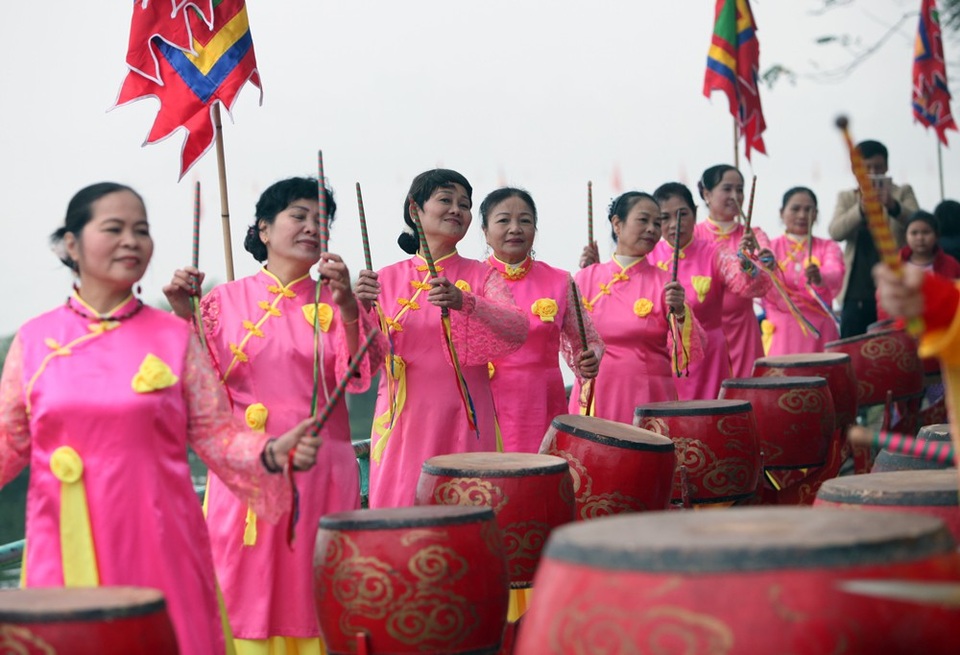 Hội đua thuyền rồng ở hồ Tây diễn ra trong sương mù dày đặc - 12
Dàn trống hội cổ động trên bờ.
Theo Sở Văn hoá Hà Nội, nếu lễ hội đua thuyền rồng lần này được công chúng đón nhận, thành phố có thể tổ chức thành một hoạt động thường niên và mở rộng đối tượng mời tham dự ra các nước ASEAN.