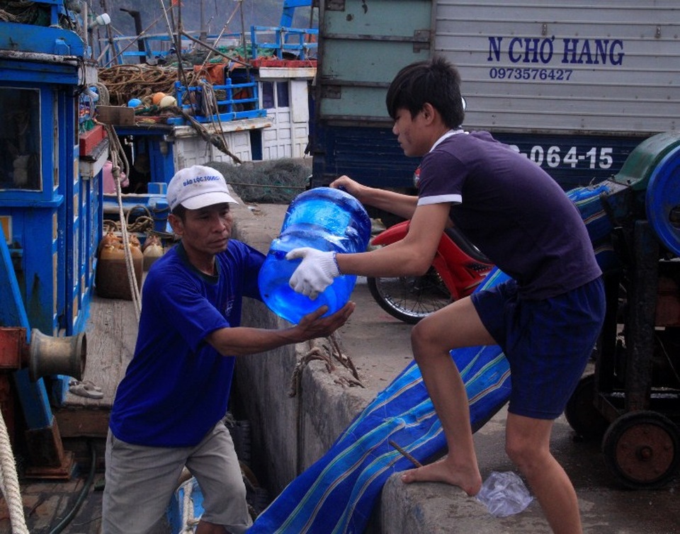 Ngư dân hối hả mở chuyến biển đầu năm - 7 Nước ngọt không thể không khó khi lênh đênh trên biển.
