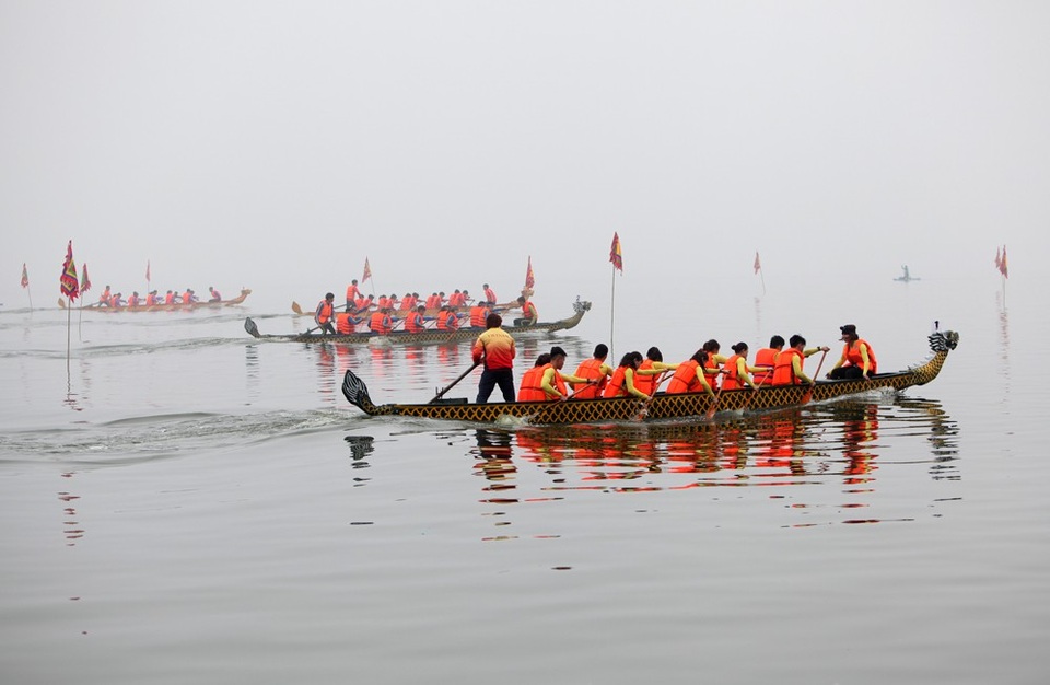 Hội đua thuyền rồng ở hồ Tây diễn ra trong sương mù dày đặc - 6
Có 4 đường đua dành cho 4 thuyền tranh tài ở mỗi lượt đua. Đường đua dài 600m song song với đường Thanh Niên, đoạn từ chùa Trấn Quốc tới vườn hoa Lý Tự Trọng.