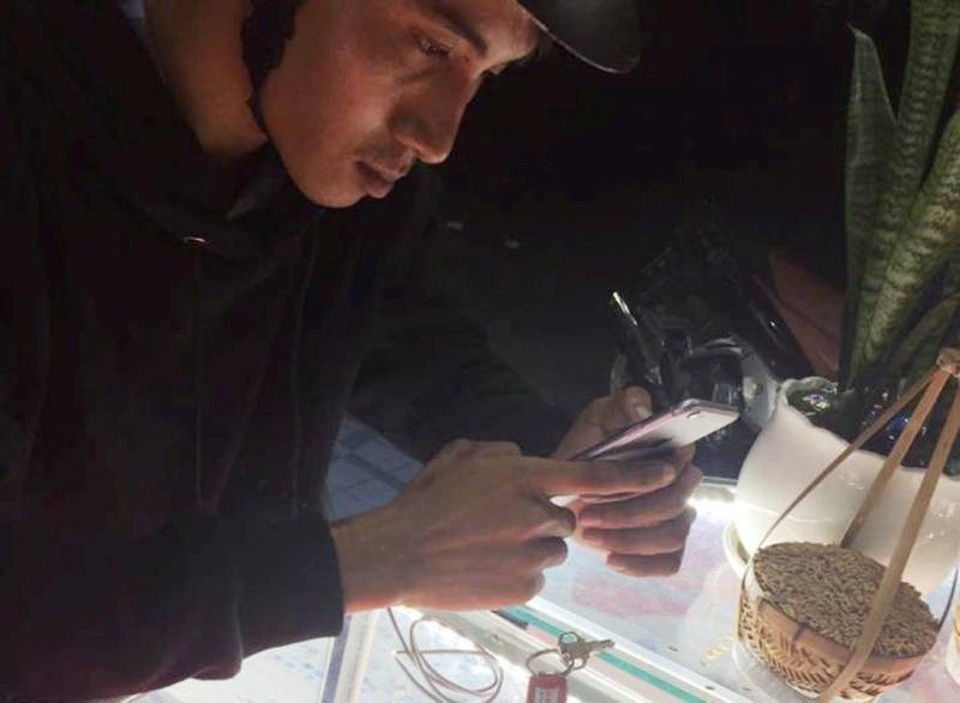 Tung hình ảnh camera lên Facebook, truy bắt đối tượng cướp 2 iPhone - 1 Hình ảnh đối tượng cướp được chủ cửa hàng ghi lại.