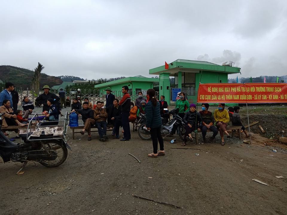 Dân mang ruồi đến phản đối nhà máy rác vì ô nhiễm - 1 Nhiều hộ dân đã tập trung trước Nhà máy xử lý rác Phú Hà để phản đối vì ô nhiễm