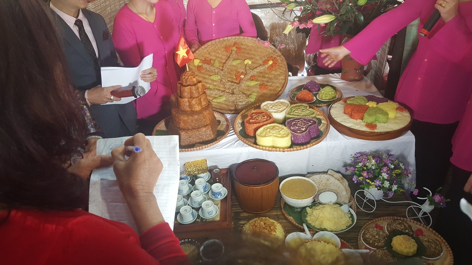 Hội thi nấu xôi nức tiếng Hà Nội - 5 Ban giám khảo của cuộc thi là những người phụ nữ nấu xôi giỏi nhất ở Phú Thượng và đã có hàng chục năm nấu xôi, làm bánh đa kê, rượu nếp bán khắp Hà Nội.