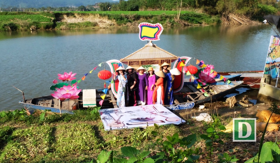 Hội hò khoan đối đáp trên sông trước đình làng