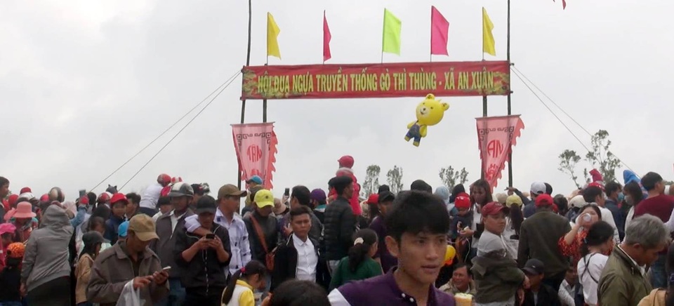 Sôi động hội đua ngựa truyền thống Gò Thì Thùng - 2 Rất đông người dân và du khách đến xem hội, cổ vũ cho các ngựa đua