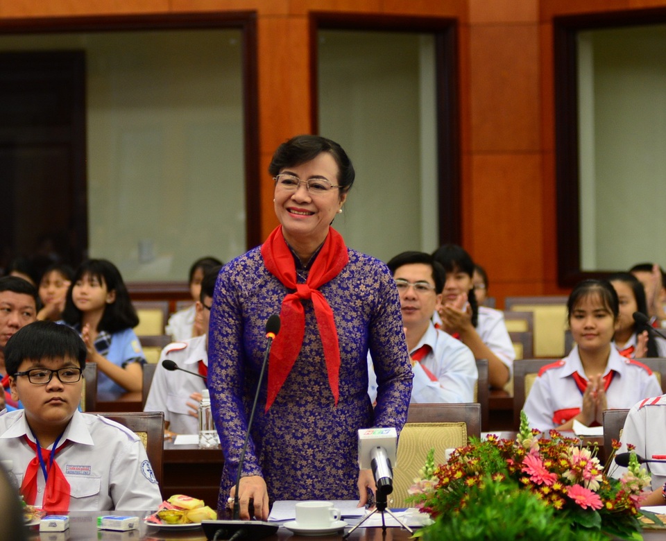 Học sinh Sài Gòn sợ xe buýt đi ẩu, hãi kênh bốc mùi! - 1
Bà Nguyễn Thị Quyết Tâm - Chủ tịch HĐND TPHCM - lắng nghe ý kiến của các công dân nhí.