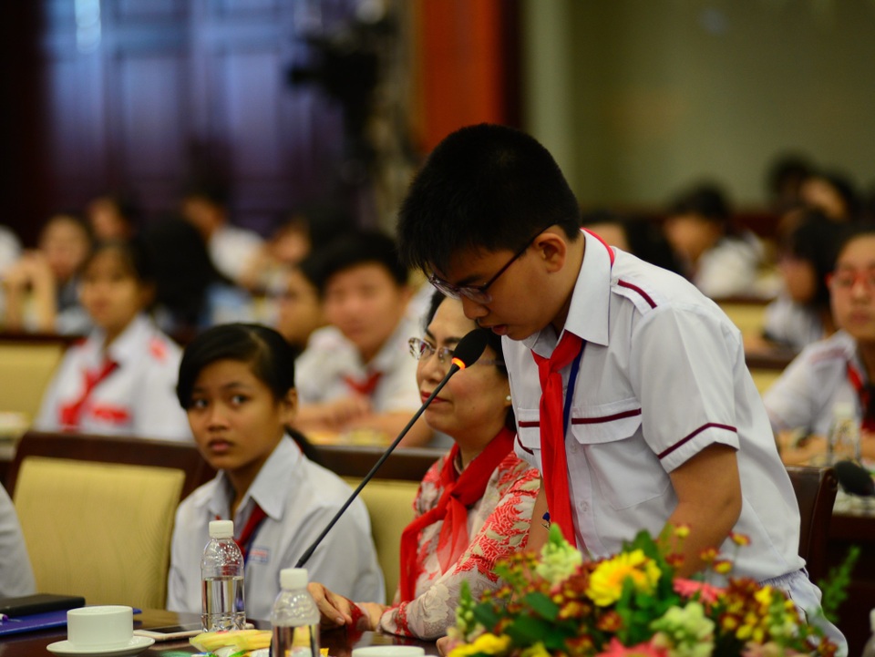 Học sinh Sài Gòn sợ xe buýt đi ẩu, hãi kênh bốc mùi! - 4
An toàn của xe buýt là vấn đề được rất nhiều học trò ở TPHCM quan tâm.