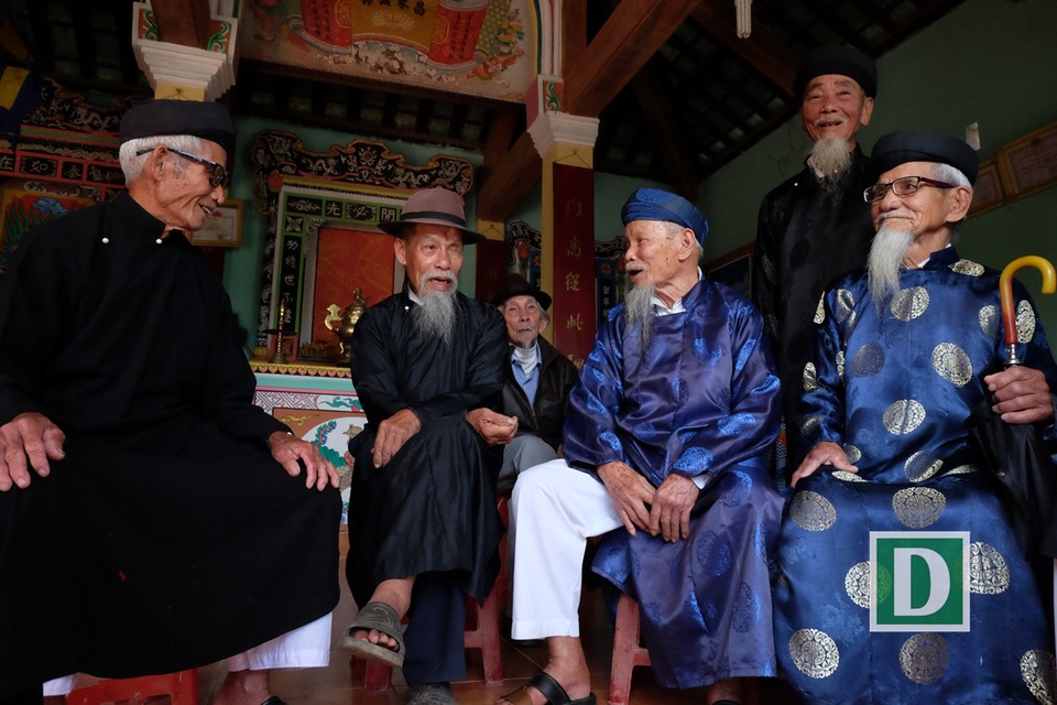 Các vị cao niên mặc trang phục truyền thống về dự lễ hội đình làng