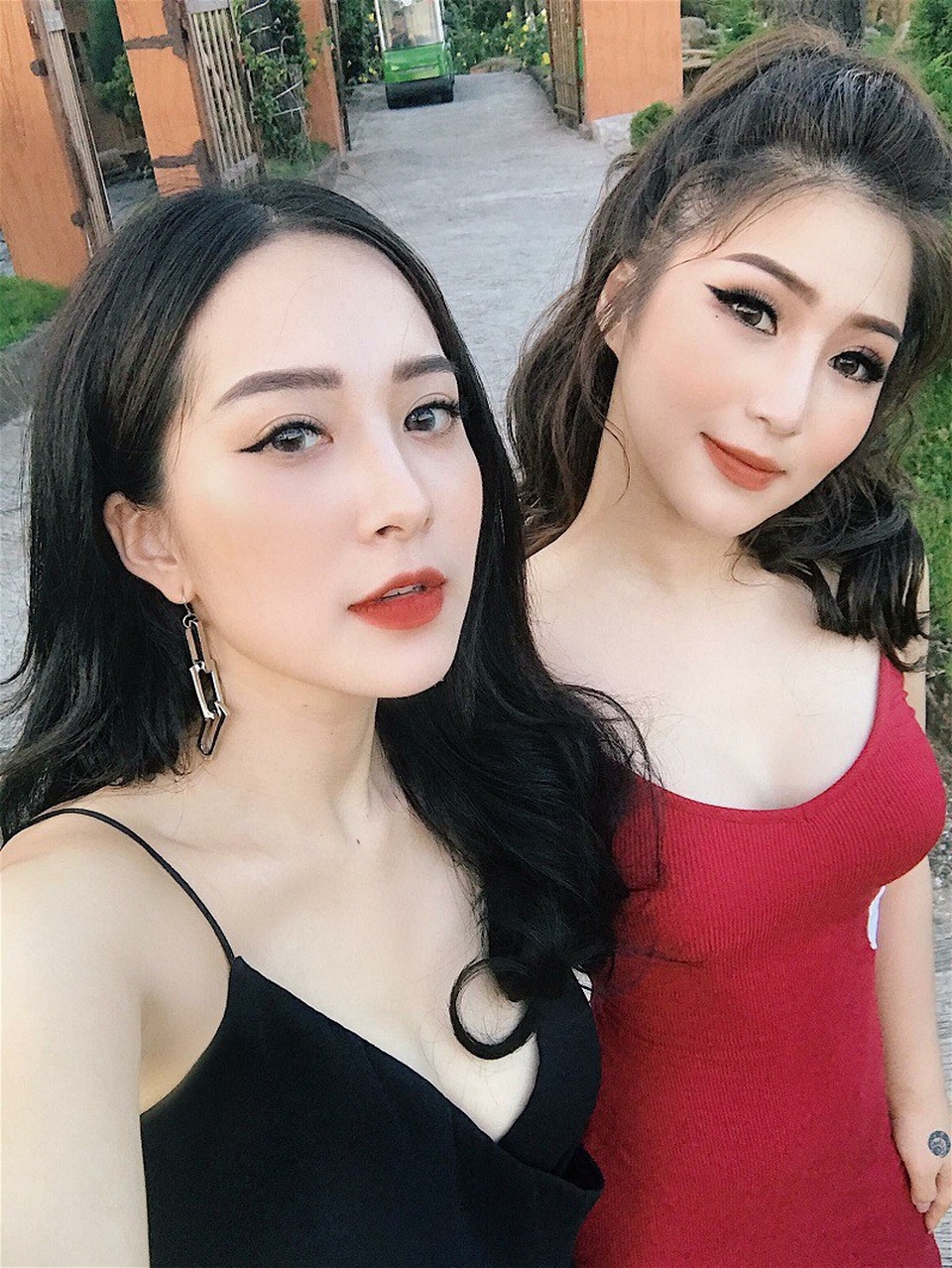 Gặp “em gái mưa” xinh xắn của ca sĩ Hương Tràm - 7
Là chị em họ với ca sĩ Hương Tràm, Dư Hàng My chia sẻ: “2 đứa cùng chơi với nhau từ bé nên hợp tính nhau. Từ lúc Tràm chuyển vào Sài Gòn theo nghiệp ca sĩ thì mình ít gặp hơn, mỗi lần Tràm ra Hà Nội thì cả hai đều gặp nhau, mình đi diễn cùng Tràm, ăn uống, cà phê và chụp hình”.
