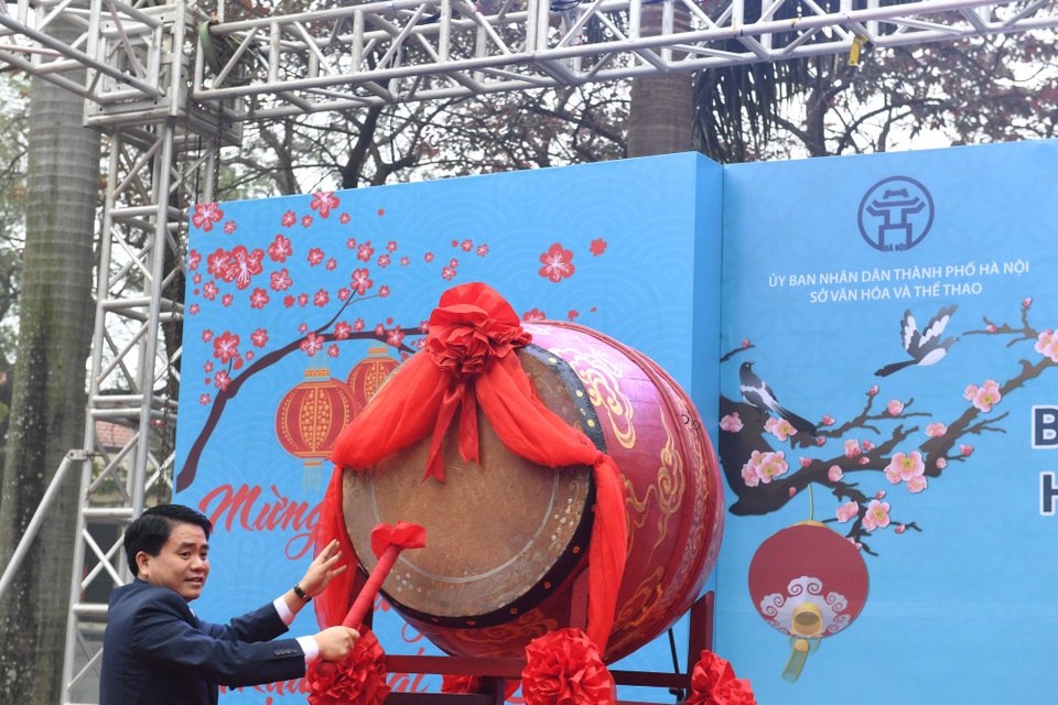 Á hậu Bích Loan cùng hàng nghìn người dân dự lễ hội bơi chải thuyền rồng - 1 Ông Nguyễn Đức Chung - Chủ tịch UBND TP Hà Nội đánh trống khai hội