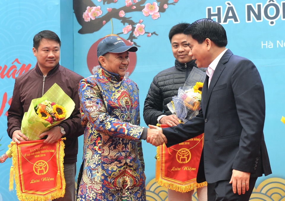 Á hậu Bích Loan cùng hàng nghìn người dân dự lễ hội bơi chải thuyền rồng - 2 Ông Dương Trí Thành - Tổng giám đốc Vietnam Airlines, đơn vị phối hợp UBND TP Hà Nội đồng tổ chức sự kiện, lên nhận cờ lưu niệm