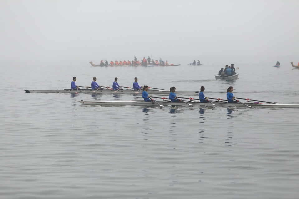 Á hậu Bích Loan cùng hàng nghìn người dân dự lễ hội bơi chải thuyền rồng - 7 Các môn thể thao dưới nước tham gia diễu hành biểu diễn trên mặt nước Hồ Tây
