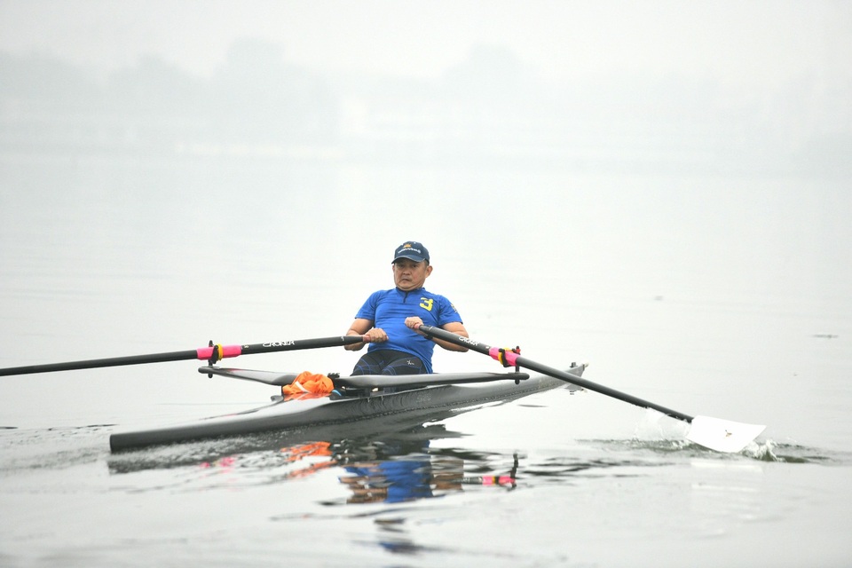 Á hậu Bích Loan cùng hàng nghìn người dân dự lễ hội bơi chải thuyền rồng - 3 Ông Dương Trí Thành - Tổng giám đốc Vietnam Airlines - tham gia đoàn diễu hành các bộ môn thể thao dưới nước trong sự kiện