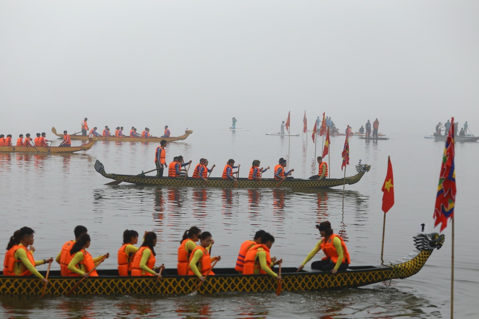 Á hậu Bích Loan cùng hàng nghìn người dân dự lễ hội bơi chải thuyền rồng - 8 Các đội bơi chải thuyền rồng vào vạch xuất phát