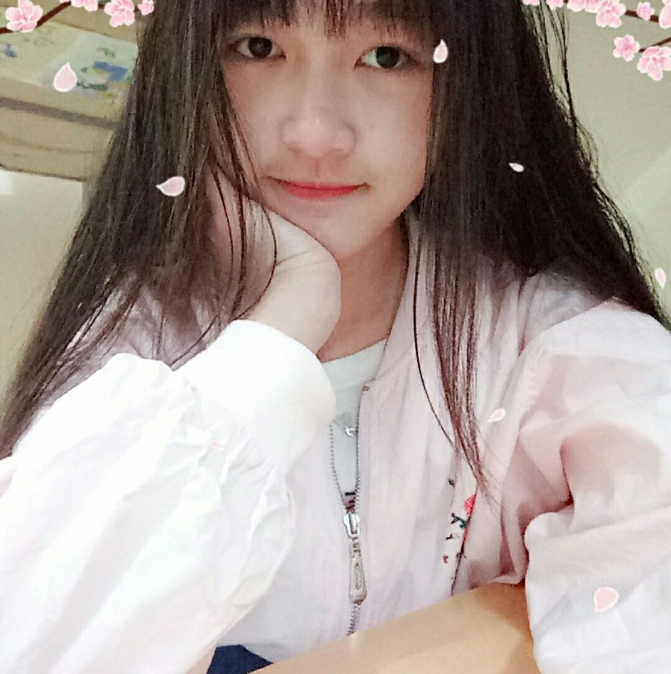 Nhan sắc đời thường của thiếu nữ bán cơm lam, trứng gà nướng gây sốt - 2
Dung sở hữu gương mặt rất hiền dịu và xinh xắn