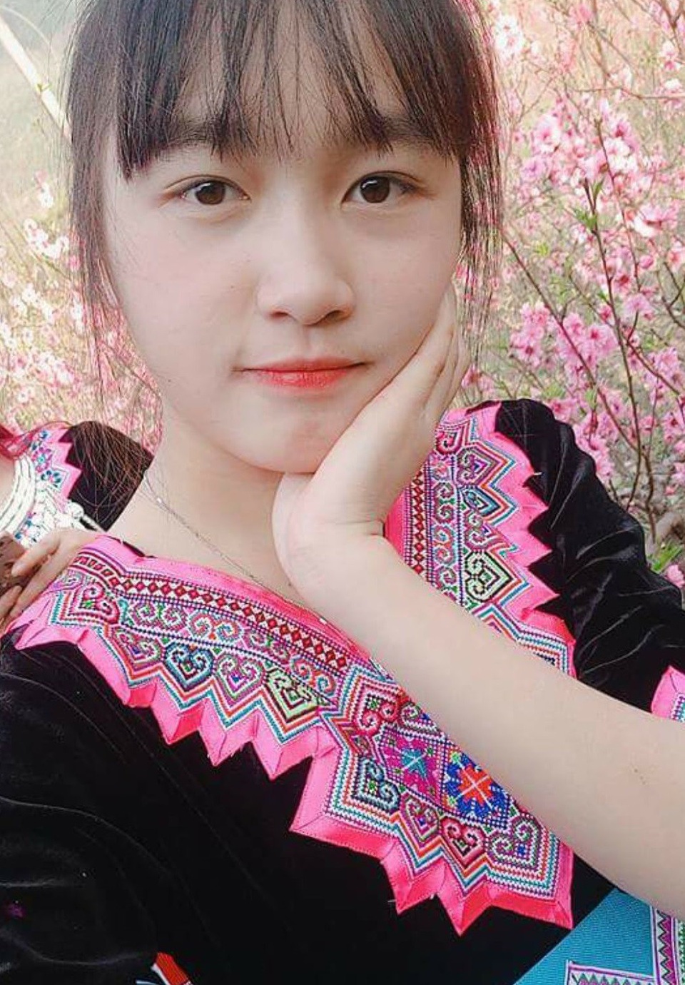 Nhan sắc đời thường của thiếu nữ bán cơm lam, trứng gà nướng gây sốt - 4
Sau thời gian lên lớp, Dung đỡ đần bố mẹ bán hàng. Vừa xinh lại vừa ngoan, ai mà chẳng thích.