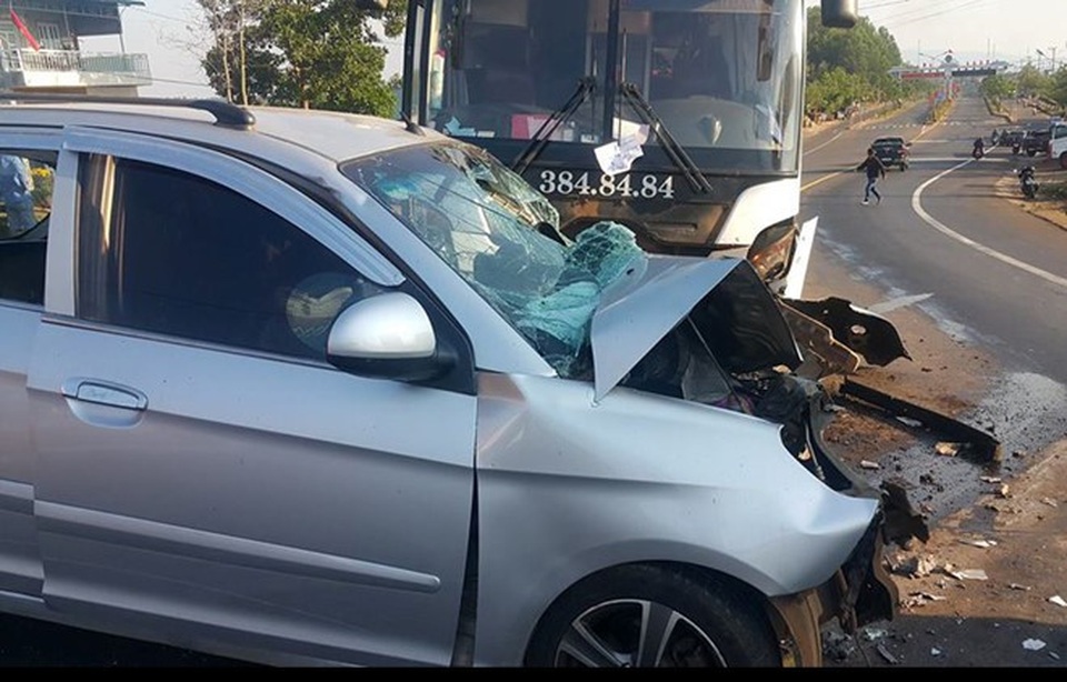 Xe con lấn làn đối đầu xe khách, 3 người nguy kịch - 1 Hiện trường vụ tai nạn khiến ba người nguy kịch