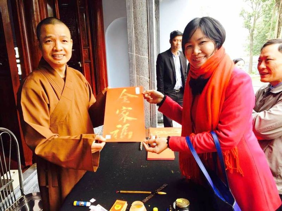 “Khai bút khuyến học” đầu xuân gây quỹ hơn 17 triệu đồng - 2 Hàng trăm phụ huynh, học sinh đã đến xin chữ đầu năm và ủng hộ tiền gây quỹ khuyến học.