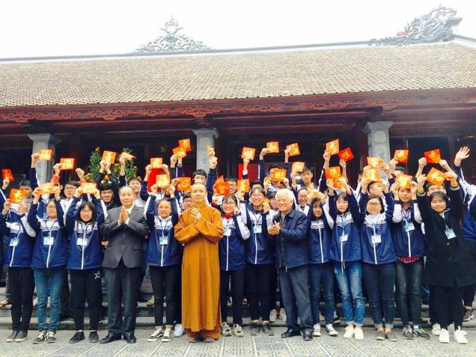 “Khai bút khuyến học” đầu xuân gây quỹ hơn 17 triệu đồng - 4 Hoạt động khai bút khuyến học gây quỹ diễn ra thường niên vào đầu năm mới âm lịch do Hội Khuyến học Ninh Bình tổ chức với sự ủng hộ nhiệt tình của Thượng tọa Thích Minh Quang.