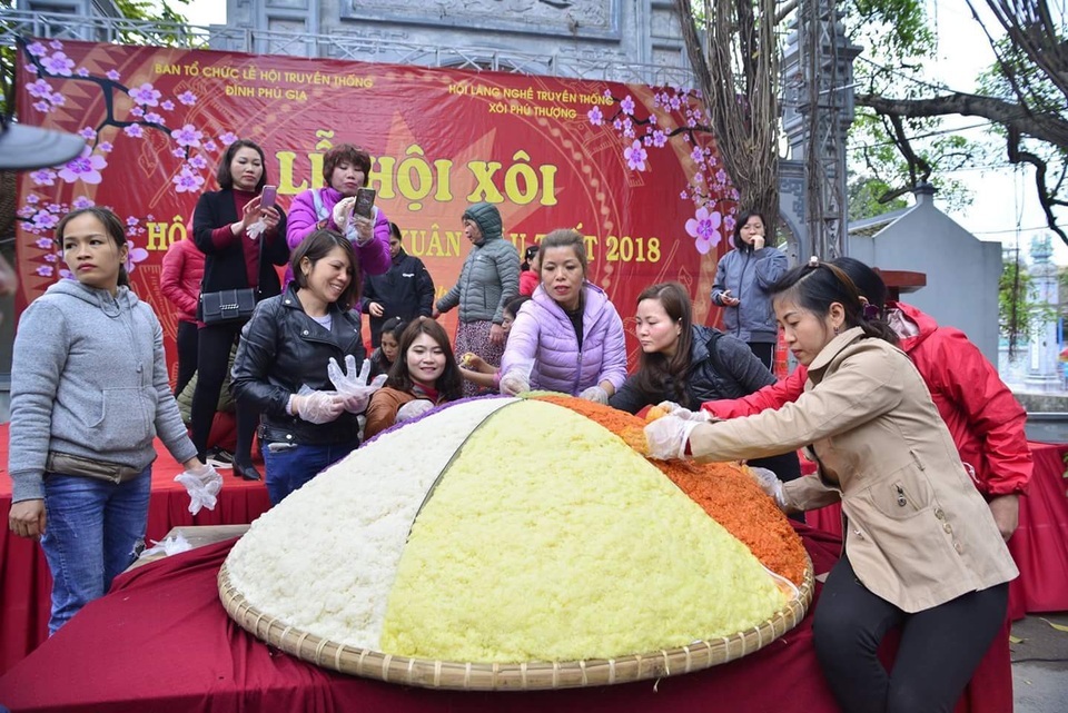 Hội thi nấu xôi nức tiếng Hà Nội - 10 Năm nay, người dân Phú Thượng đã làm một mâm xôi ngũ sắc rất lớn với đầy đủ hương vị đặc trưng khiến món xôi ở làng này nổi tiếng suốt bao năm qua, báo hiệu một năm sung túc, no đủ.
