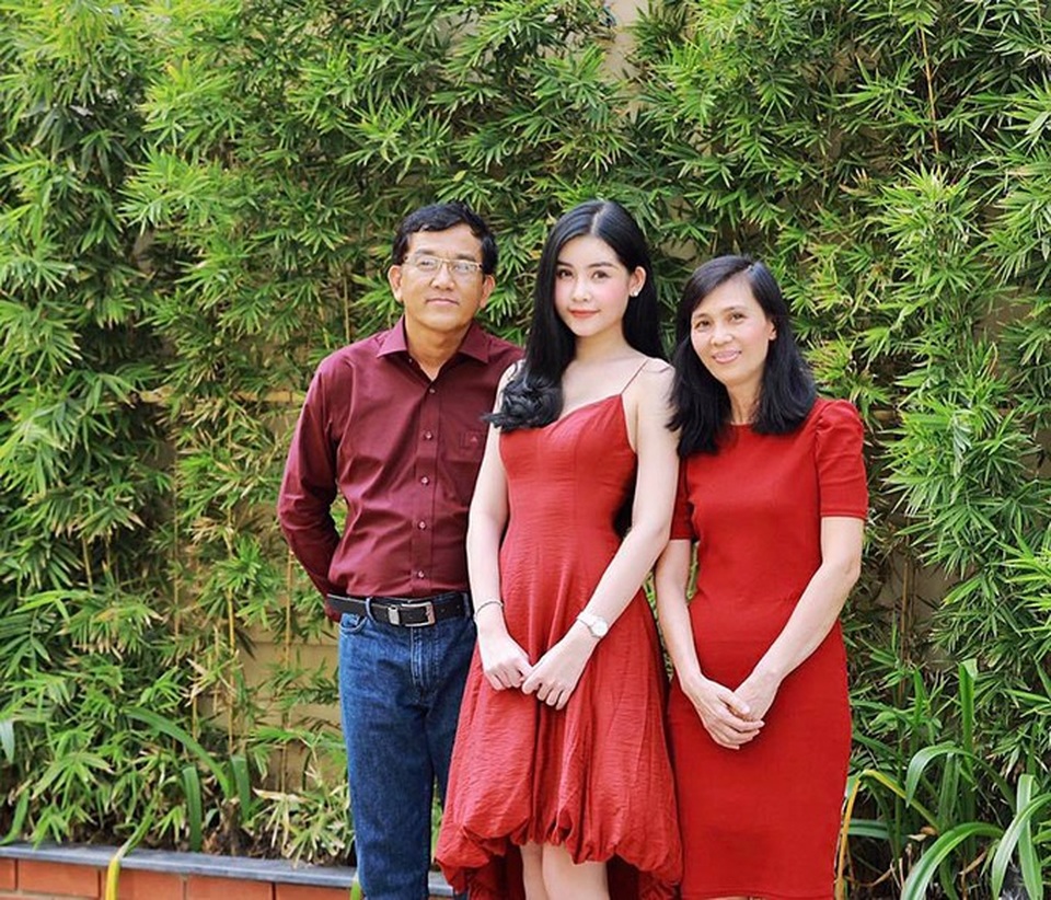 
Hoa hậu Lê Âu Ngân Anh chia sẻ ảnh bên bố mẹ trong những ngày Tết đầm ấm. Cả gia đình người đẹp mặc tông đỏ may mắn.
