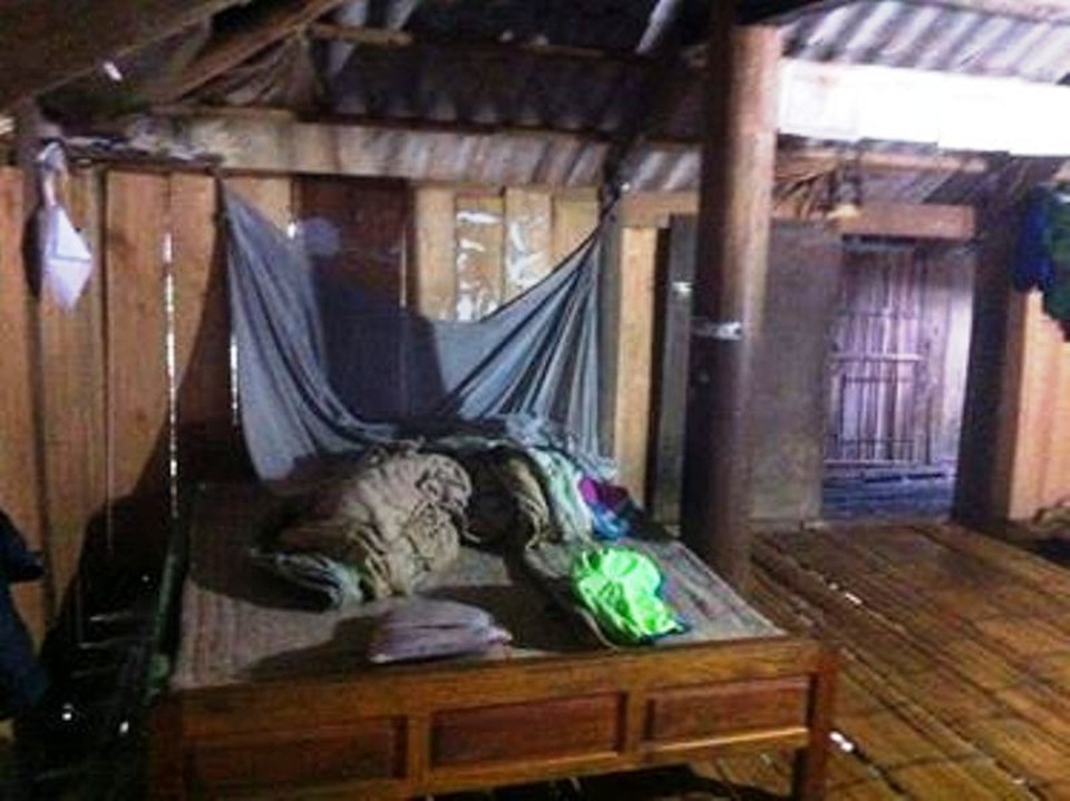 Căn nhà của vợ chồng anh Út trống hoác, chẳng có thứ gì quý giá vì nhiều năm kiệt quệ nuôi con mang bệnh hiểm nghèo.