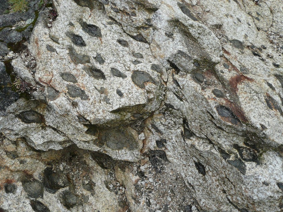 Khó tin: Tảng đá “sinh con” kỳ lạ khiến du khách tò mò - 1 Tảng đá sinh con ở Bồ Đào Nha