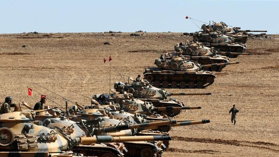 
Xe tăng Thổ Nhĩ Kỳ vượt biên giới Syria để tấn công người Kurd ở thị trấn Afrin Ảnh: REUTERS
