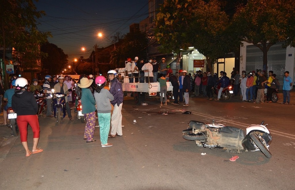 Xe con lấn làn đối đầu xe khách, 3 người nguy kịch - 2 Hiện trường vụ tai nạn khiến 3 người thuong vong