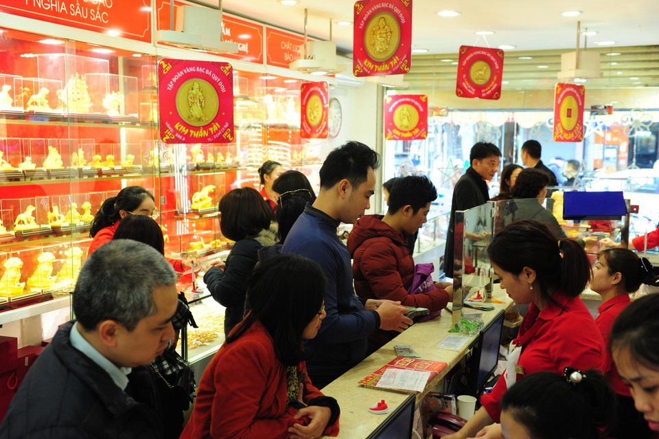 Nô nức mua vàng đón Thần Tài từ mồng 9 tháng Giêng - 1
Không khí mua bán sôi động tại các trung tâm nằm trên các con phố kim tiền như trung tâm 37B Trần Nhân Tông, Hà Nội. Phía trước mặt tiền và khu vực gian hàng được trang trí đẹp mắt, sắp xếp khoa học để khách hàng mua sắm thuận tiện và an toàn
