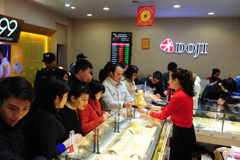 Nô nức mua vàng đón Thần Tài từ mồng 9 tháng Giêng - 2
Cảnh nhộn nhịp mua vàng ngày vía Thần Tài tại trung tâm Đống Đa, 209 Xã Đàn, Hà Nội. Sản phẩm mỹ nghệ mạ vàng Nano hình Tuất có tác dụng hóa giải sát khí, đón bình an có mức giá từ 1 đến chục triệu đồng, được nhiều khách hàng lựa chọn