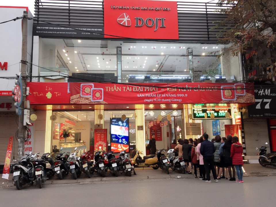Nô nức mua vàng đón Thần Tài từ mồng 9 tháng Giêng - 3
Tại trung tâm Số 75 phố Cầu Đất, Q. Ngô Quyền, TP.Hải Phòng, dù mùng 10 mới là ngày chính hội nhưng nhiều người đã đi mua vàng từ sáng sớm hôm nay, vì quan niệm mùng 9 liên quan tới “Cửu” gắn với giá trị bền vững, lâu dài