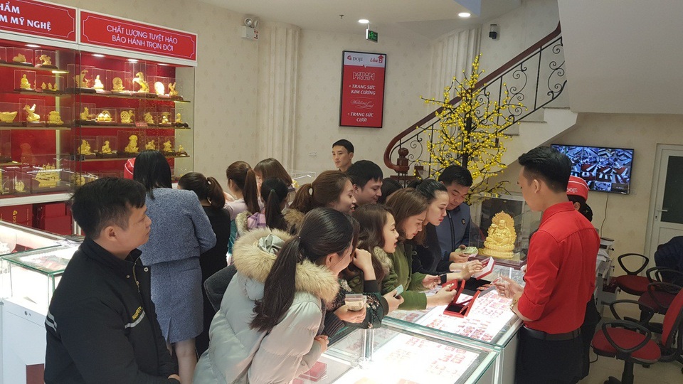 Nô nức mua vàng đón Thần Tài từ mồng 9 tháng Giêng - 5
Đồng vàng 999.9 ép vỉ Kim Tuất Chiêu Tài, Kim Tuất thu hút khách hàng tại Trung tâm VBĐQ Cao Thắng, Tòa nhà Phú Nguyên Plaza Số 19, Đường Cao Thắng, Thành phố Vinh, Nghệ An
