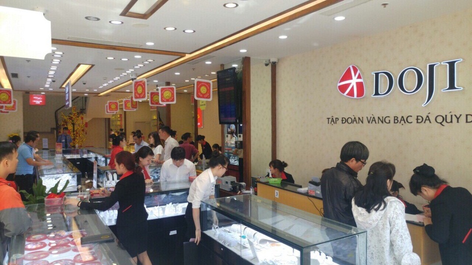 Nô nức mua vàng đón Thần Tài từ mồng 9 tháng Giêng - 6
Không khí mua vàng cầu may Ngày Thần Tài rộn ràng tại nhiều trung tâm phía Nam thuộc Tập đoàn DOJI. Tại Trung tâm 214 Phan Đăng Lưu, P.3 , Q.Phú Nhuận, khách hàng đổ về ngày một đông do dịp Thần Tài rơi vào dịp cuối tuần