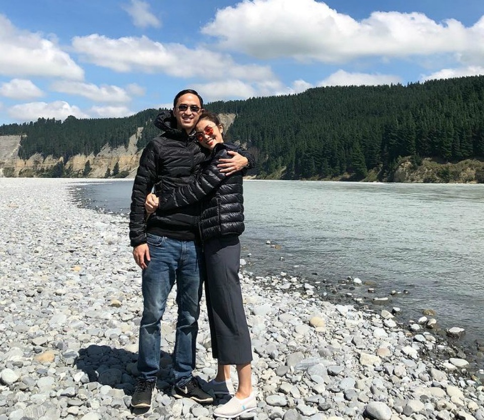 Tăng Thanh Hà ôm ông xã Louis Nguyễn hạnh phúc ngọt ngào trong chuyến du xuân đầu tiên của năm Mậu Tuất.