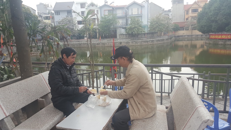 Hội thi nấu xôi nức tiếng Hà Nội - 9 Thưởng thức món xôi chè, bánh đa kê Phú Thượng nức tiếng Hà Thành ngay bên ao làng.
