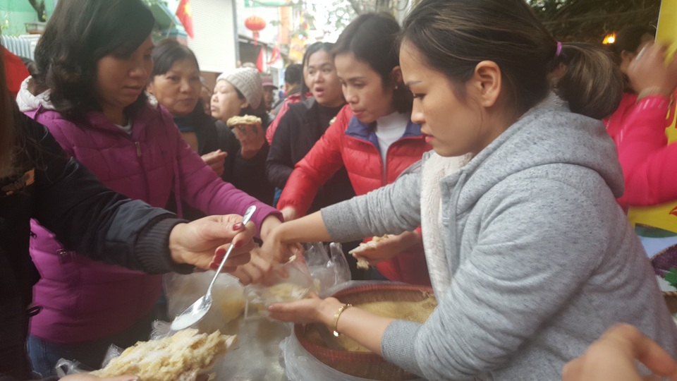 Hội thi nấu xôi nức tiếng Hà Nội - 4 Ngoài nấu xôi, người dân Phú Thượng còn nổi tiếng với món bánh đa kê, rượu nếp bán khắp nơi ở Hà Nội. Mỗi dịp diễn ra hội thi nấu xôi, người dân lại có dịp thưởng thức tài nghệ của những cô gái Phú Gia.