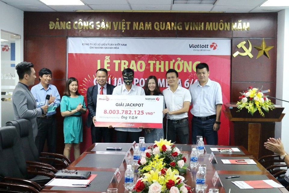 Tấm vé số trúng gần 41 tỷ đồng phát hành ở quận 5, TPHCM - 1 Ông V.Q.H (ngụ TP.Nha Trang, tỉnh Khánh Hòa) nhận giải thưởng hơn 8 tỷ đồng
