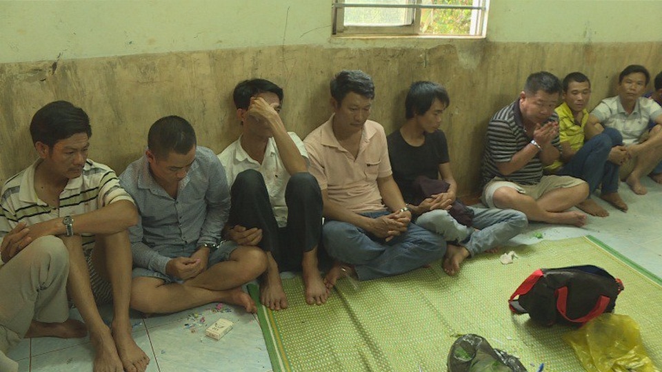 Bắt quả tang 14 đối tượng chuyên đánh xóc đĩa - 1 Các đối tượng đánh bài xóc đĩa bị bắt quả tang