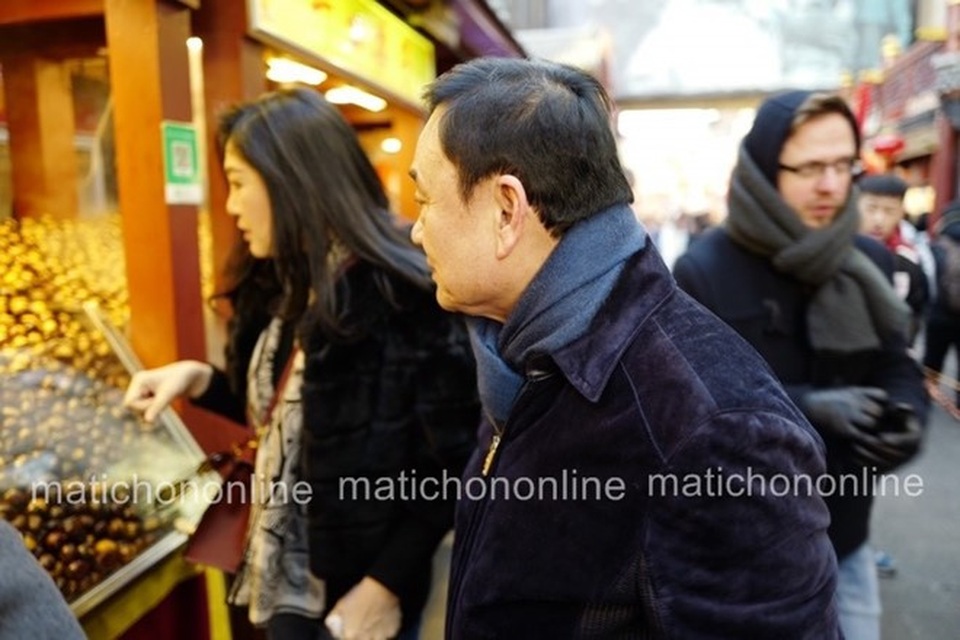 Đằng sau các cuộc hội ngộ của anh em Thaksin-Yingluck ở châu Á - 1
Anh em Thaksin mua sắm ở Bắc Kinh (Ảnh: Matichon)
